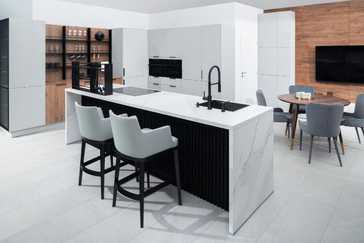 Luxusná sivá Decodom kuchyňa na mieru s mramorovým ostrovom a štýlovými barovými stoličkami.
