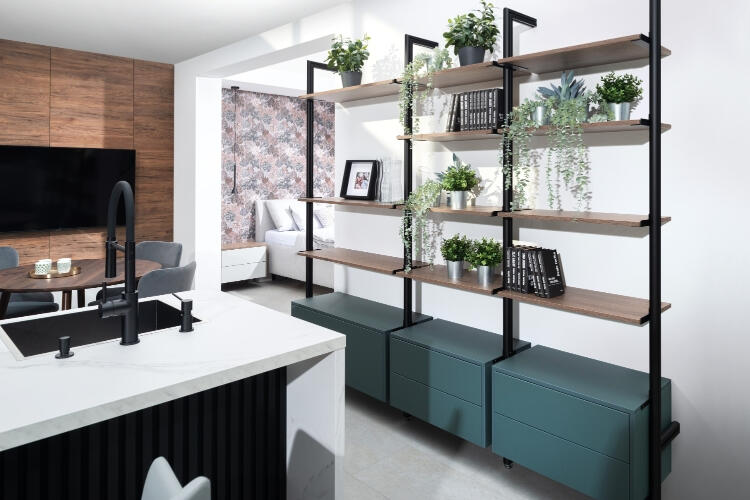 Decodom prispôsobené regály s zelenými rastlinami a trendovým tmavozeleným úložným nábytkom.