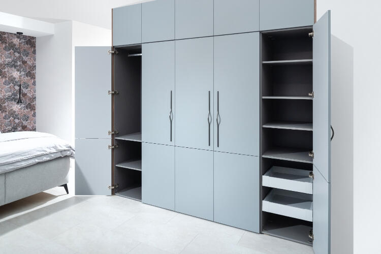 Štýlová šedá šatníková skriňa na mieru od Decodom s otvorenými policami a zásuvkami.